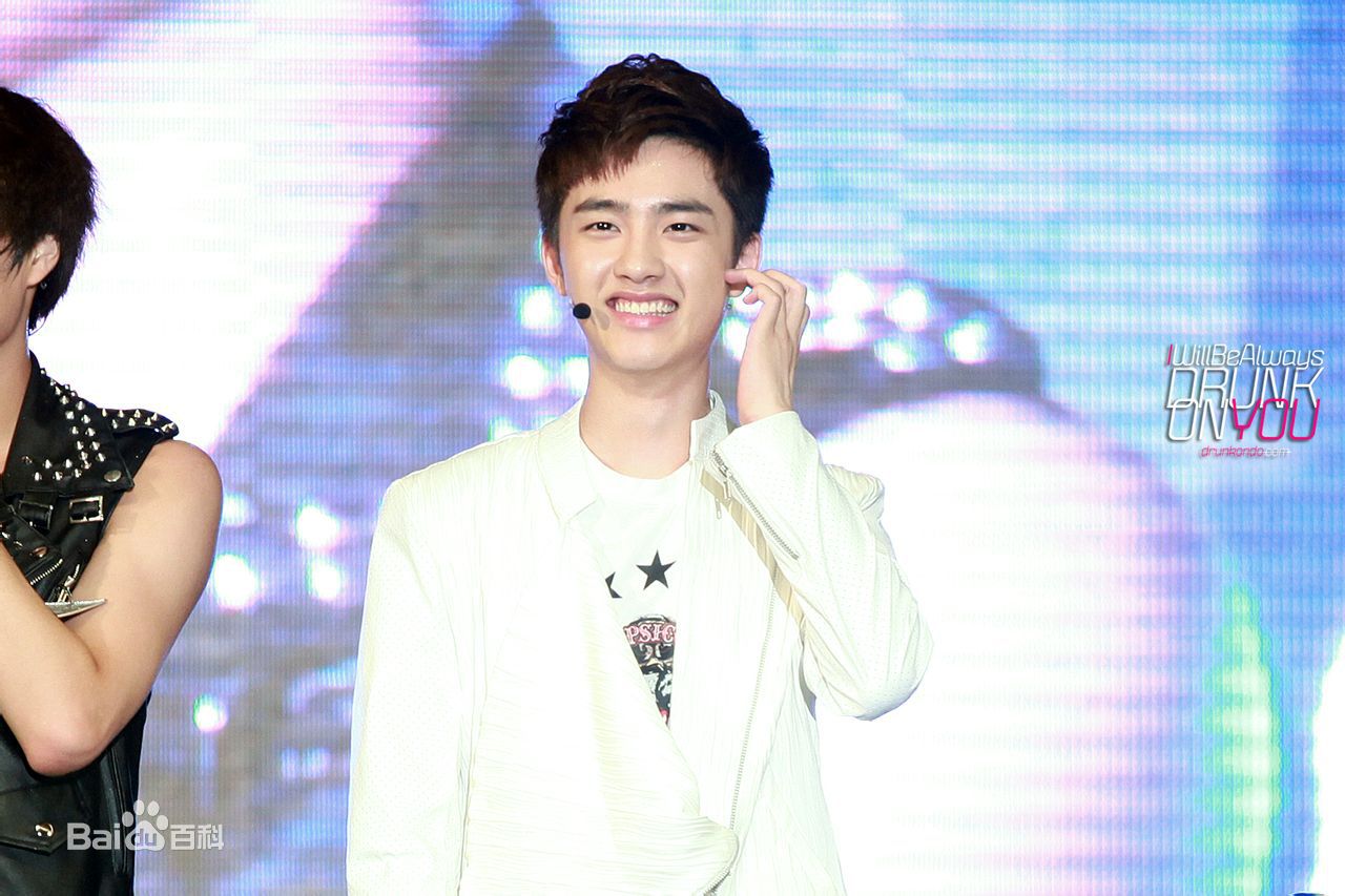 都敬秀(（韩文名）、Doh Kyungsoo、D.O.（官方艺名）、都暻秀（曾用名）、度庆洙（误译）)大眼睛与心形嘴是外形记忆点前后照片