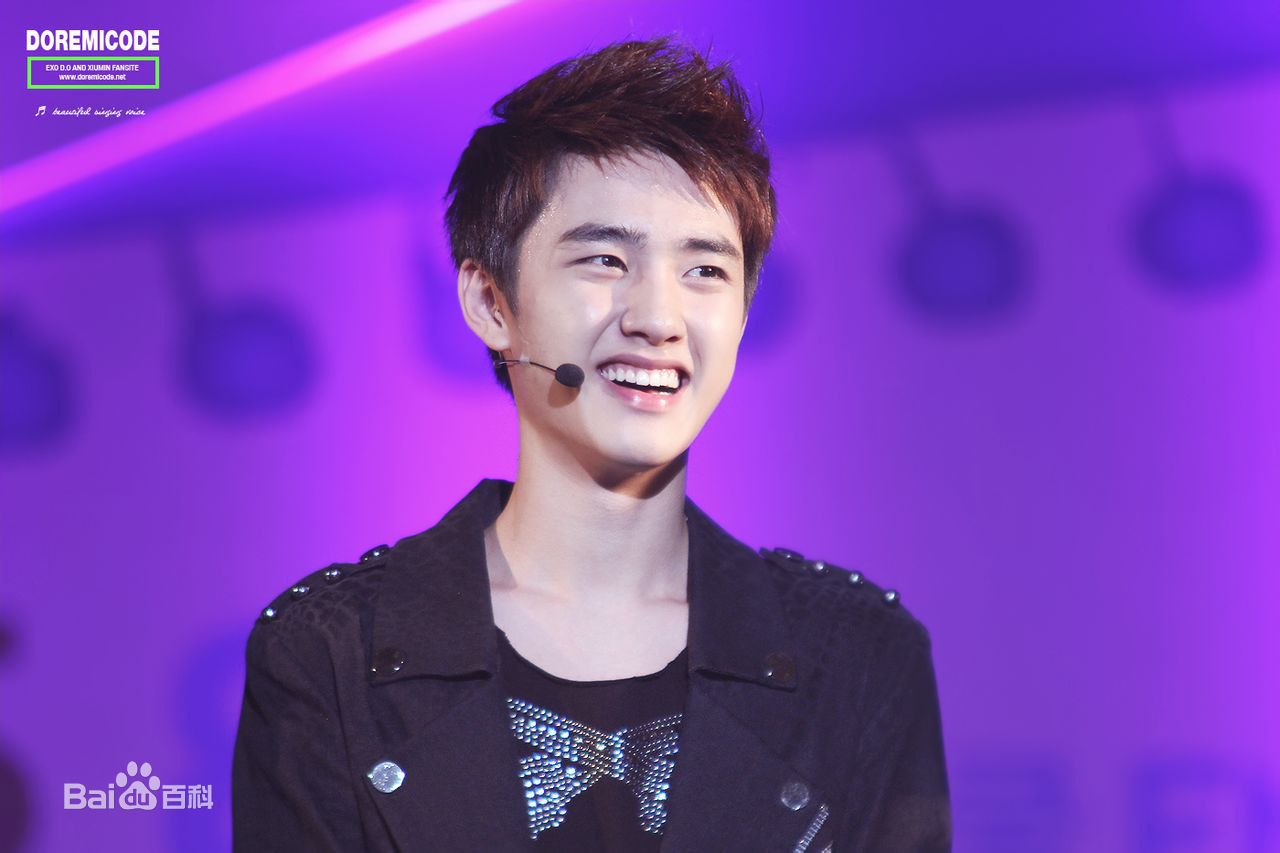 都敬秀(（韩文名）、Doh Kyungsoo、D.O.（官方艺名）、都暻秀（曾用名）、度庆洙（误译）)大眼睛与心形嘴是外形记忆点前后照片