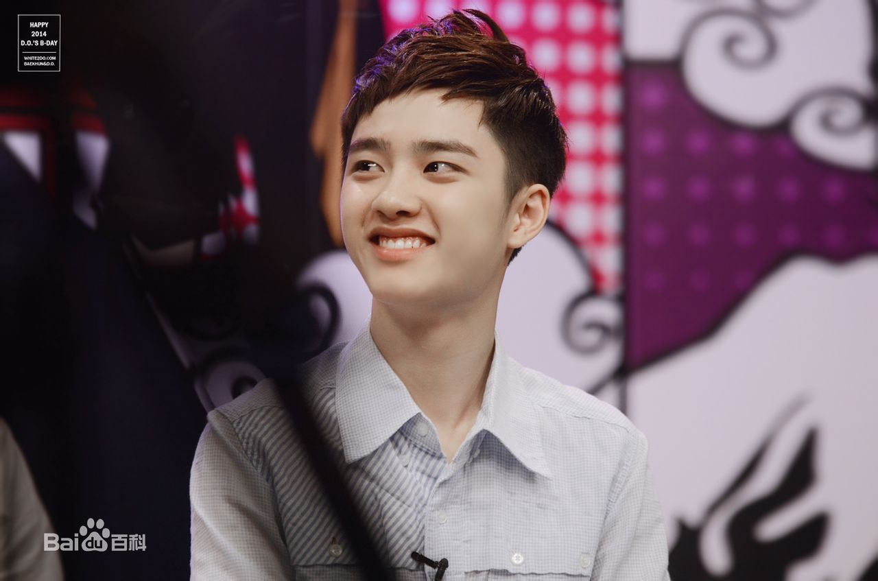 都敬秀(（韩文名）、Doh Kyungsoo、D.O.（官方艺名）、都暻秀（曾用名）、度庆洙（误译）)大眼睛与心形嘴是外形记忆点前后照片