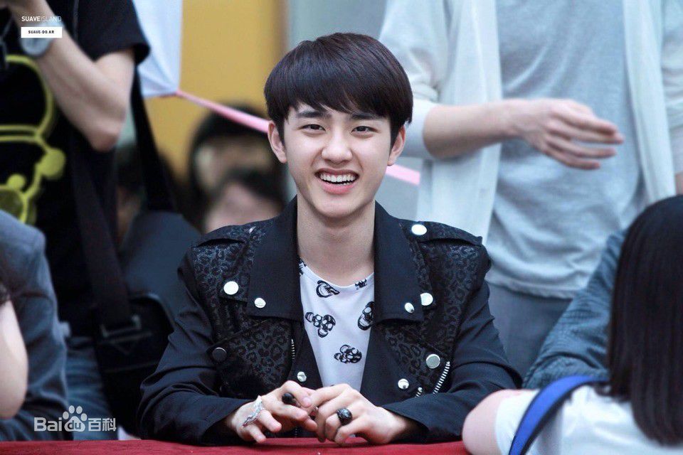 都敬秀(（韩文名）、Doh Kyungsoo、D.O.（官方艺名）、都暻秀（曾用名）、度庆洙（误译）)大眼睛与心形嘴是外形记忆点前后照片