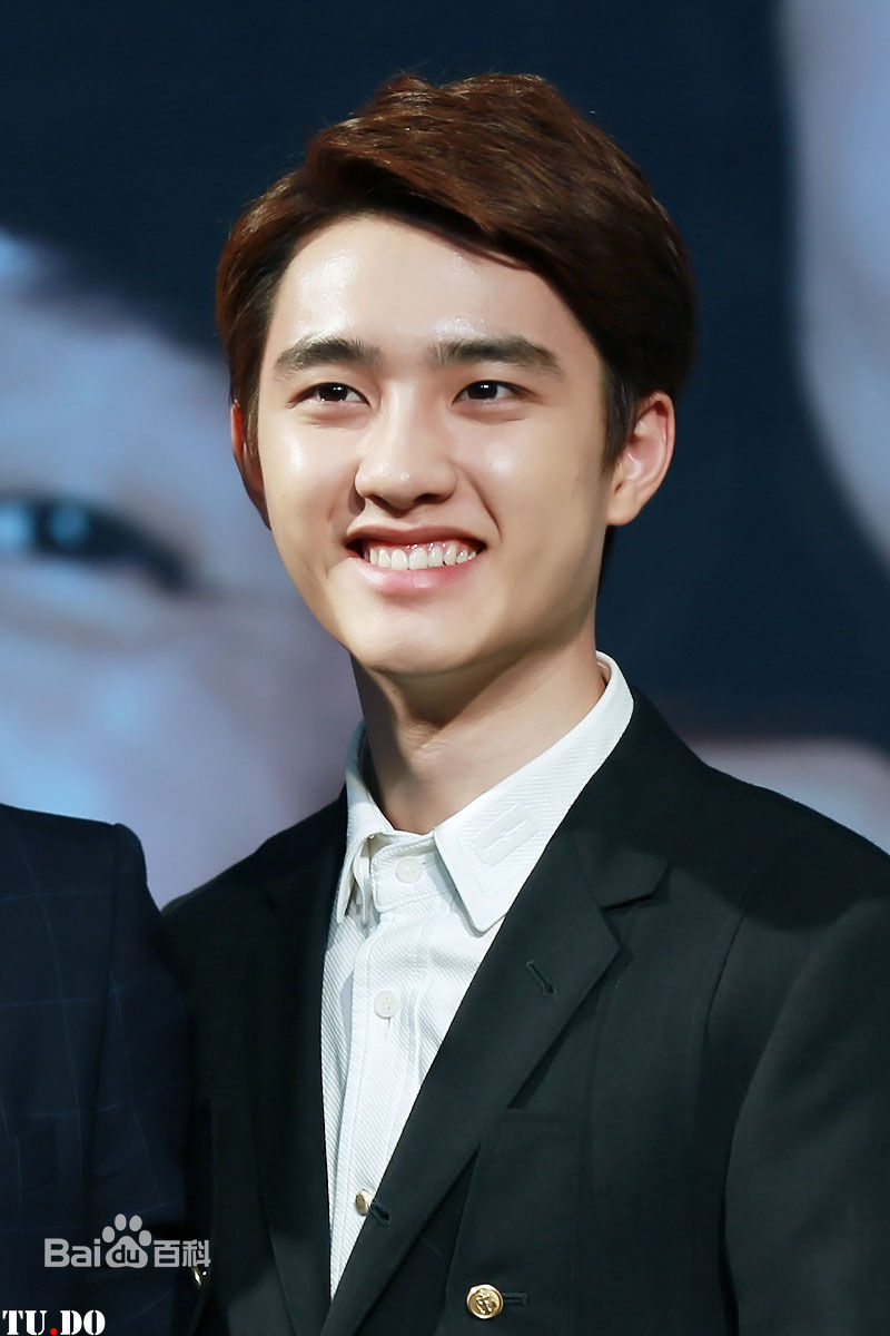 都敬秀(（韩文名）、Doh Kyungsoo、D.O.（官方艺名）、都暻秀（曾用名）、度庆洙（误译）)大眼睛与心形嘴是外形记忆点前后照片