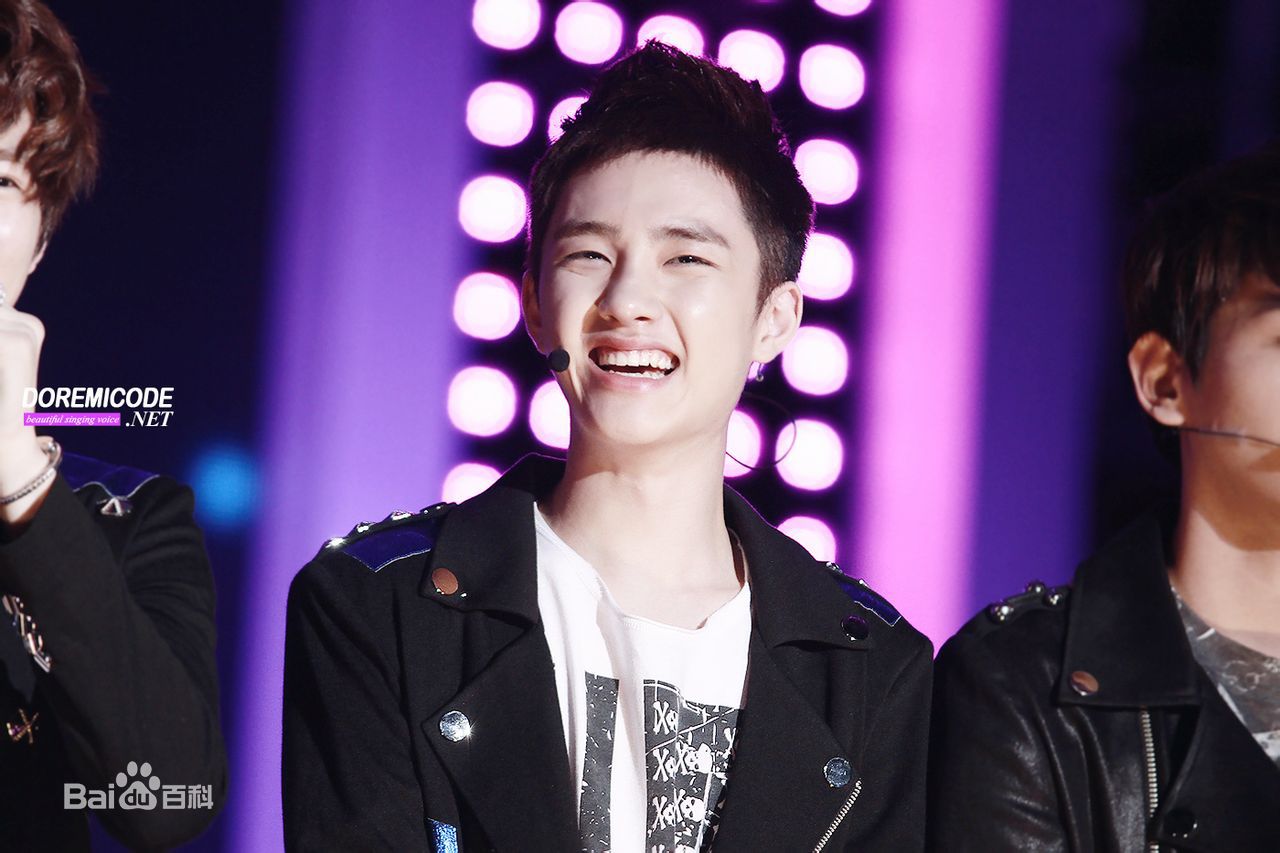 都敬秀(（韩文名）、Doh Kyungsoo、D.O.（官方艺名）、都暻秀（曾用名）、度庆洙（误译）)大眼睛与心形嘴是外形记忆点前后照片