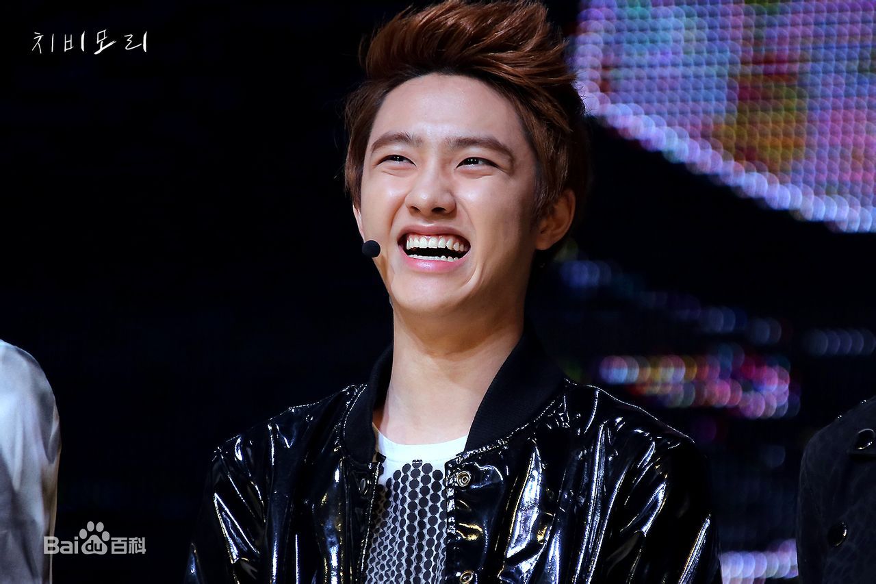 都敬秀(（韩文名）、Doh Kyungsoo、D.O.（官方艺名）、都暻秀（曾用名）、度庆洙（误译）)大眼睛与心形嘴是外形记忆点前后照片