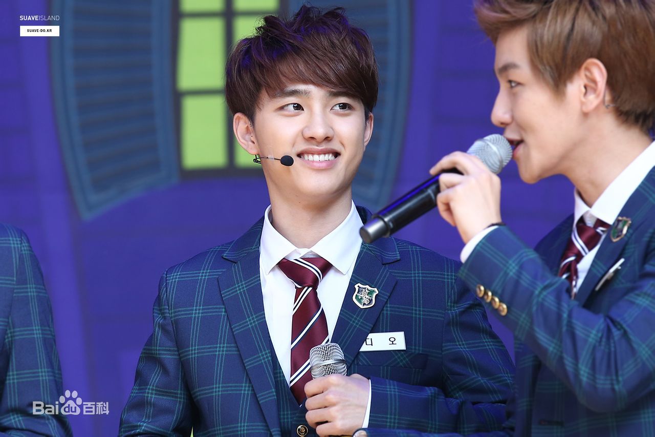 都敬秀(（韩文名）、Doh Kyungsoo、D.O.（官方艺名）、都暻秀（曾用名）、度庆洙（误译）)大眼睛与心形嘴是外形记忆点前后照片