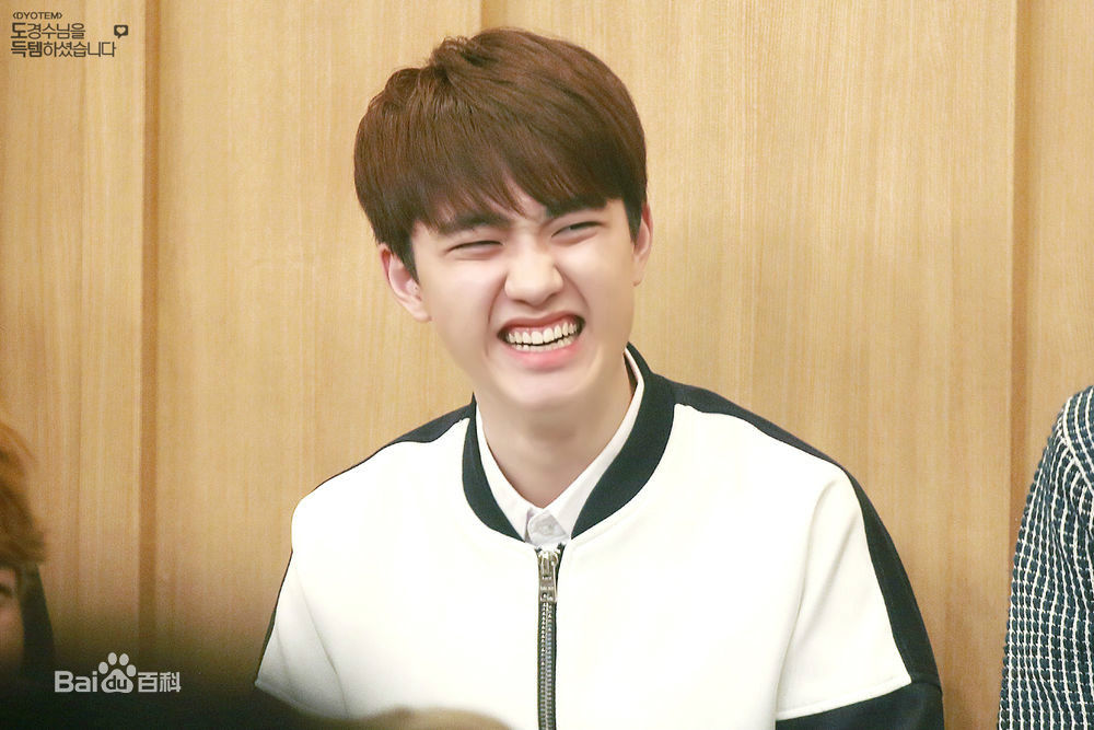 都敬秀(（韩文名）、Doh Kyungsoo、D.O.（官方艺名）、都暻秀（曾用名）、度庆洙（误译）)大眼睛与心形嘴是外形记忆点前后照片