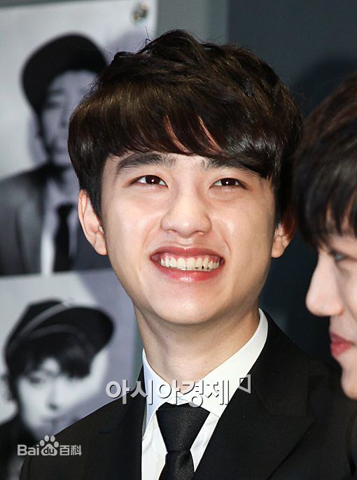 都敬秀(（韩文名）、Doh Kyungsoo、D.O.（官方艺名）、都暻秀（曾用名）、度庆洙（误译）)大眼睛与心形嘴是外形记忆点前后照片