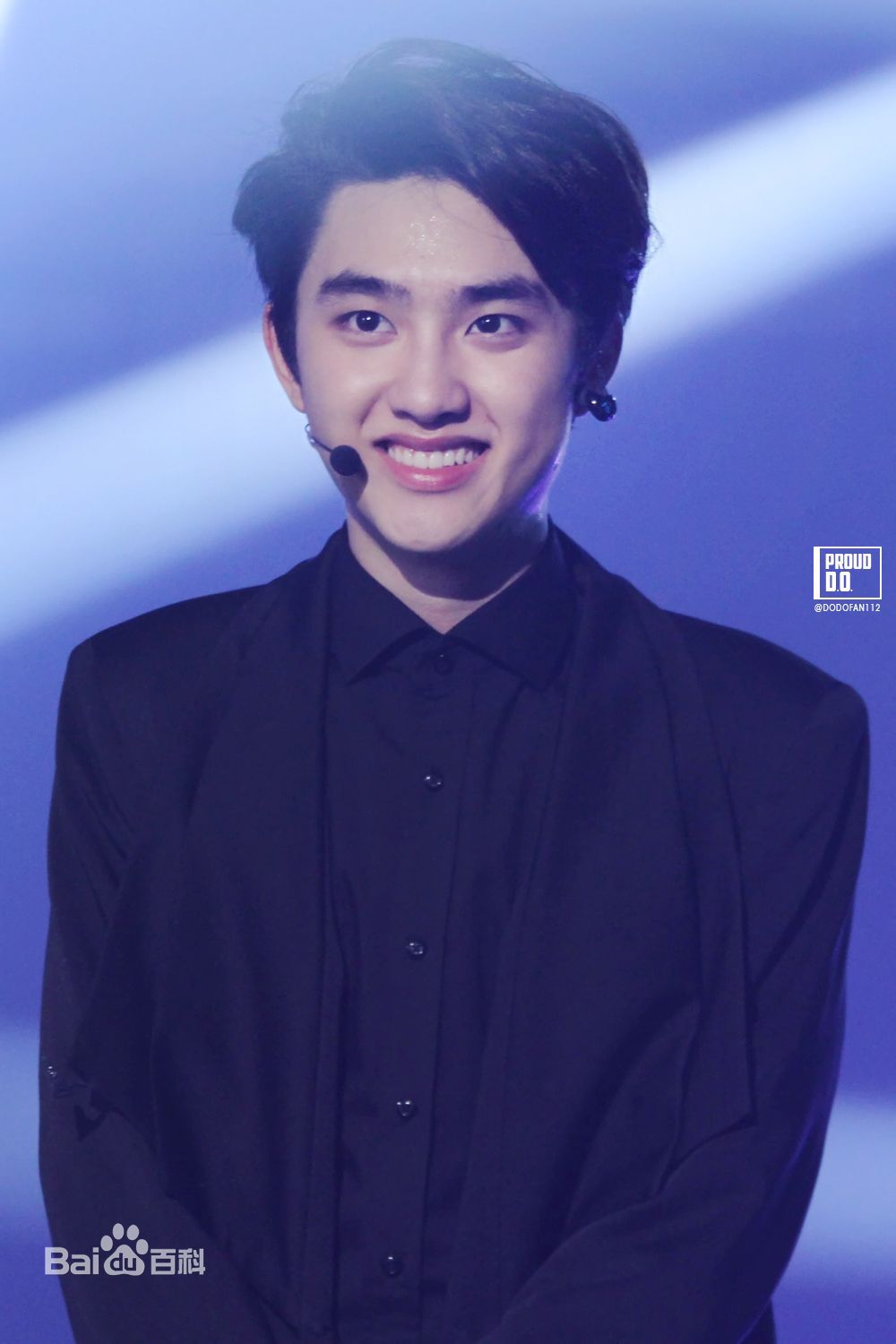 都敬秀(（韩文名）、Doh Kyungsoo、D.O.（官方艺名）、都暻秀（曾用名）、度庆洙（误译）)大眼睛与心形嘴是外形记忆点前后照片