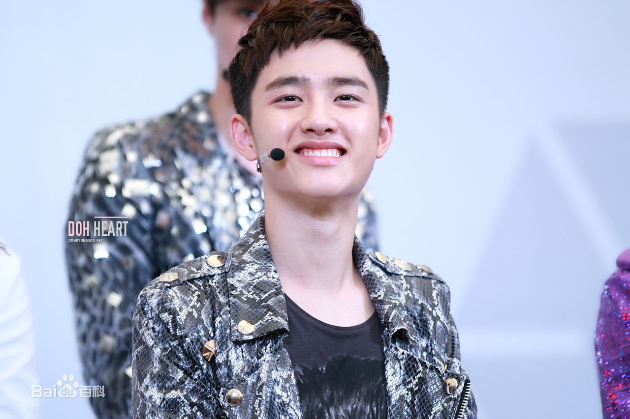 都敬秀(（韩文名）、Doh Kyungsoo、D.O.（官方艺名）、都暻秀（曾用名）、度庆洙（误译）)大眼睛与心形嘴是外形记忆点前后照片