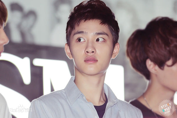 都敬秀(（韩文名）、Doh Kyungsoo、D.O.（官方艺名）、都暻秀（曾用名）、度庆洙（误译）)大眼睛与心形嘴是外形记忆点前后照片