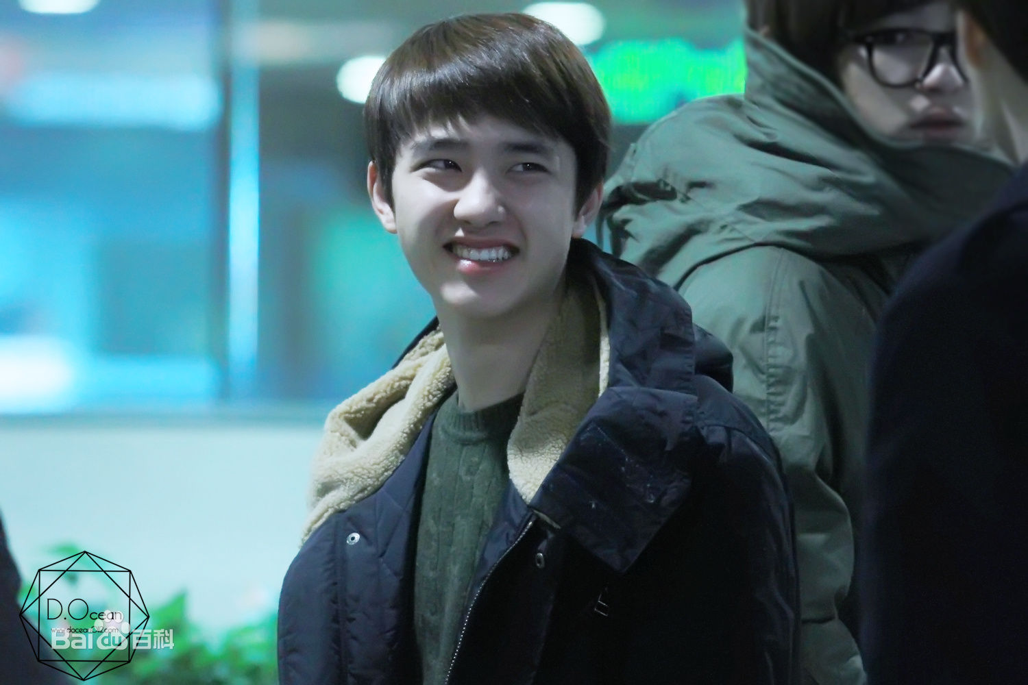 都敬秀(（韩文名）、Doh Kyungsoo、D.O.（官方艺名）、都暻秀（曾用名）、度庆洙（误译）)大眼睛与心形嘴是外形记忆点前后照片