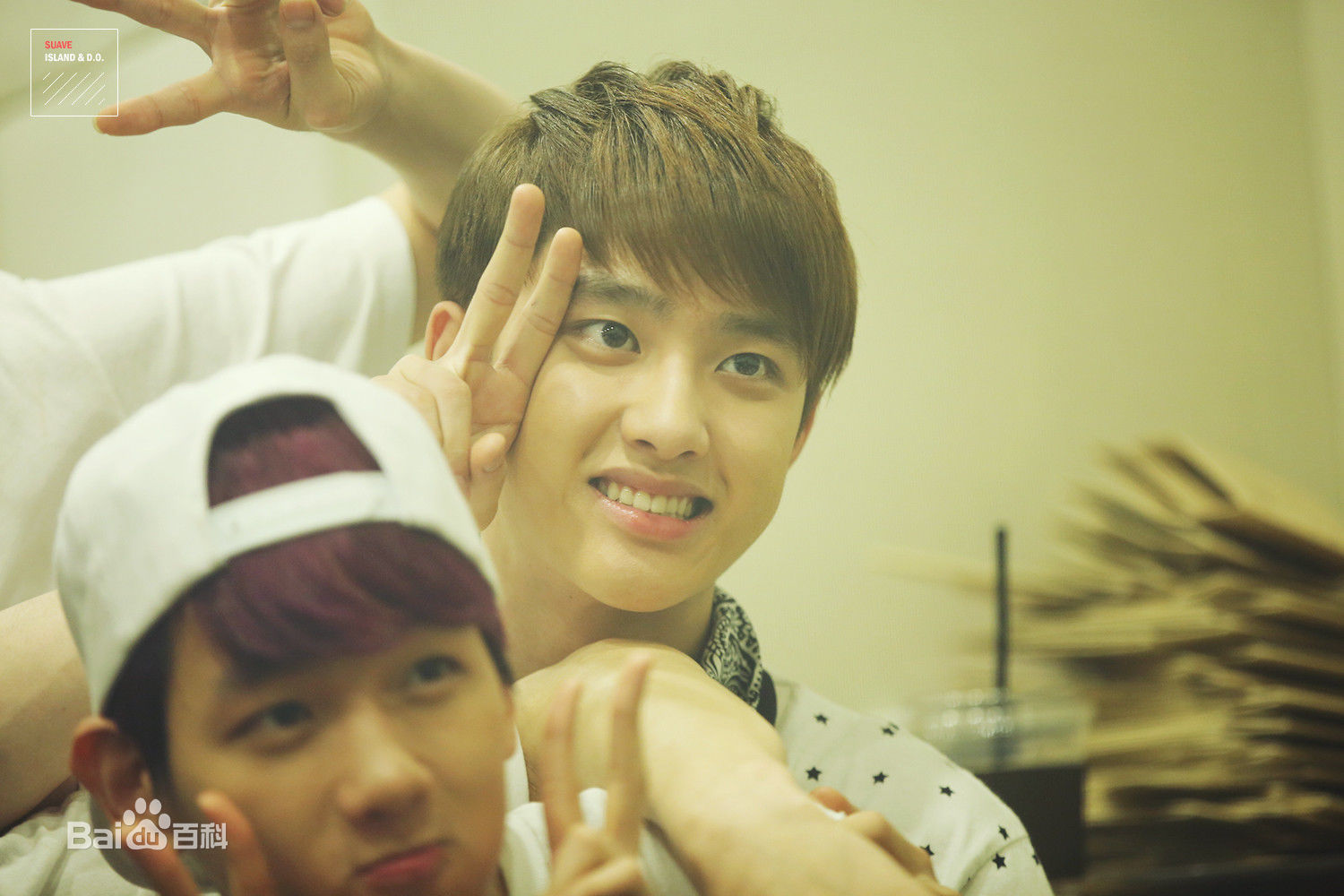 都敬秀(（韩文名）、Doh Kyungsoo、D.O.（官方艺名）、都暻秀（曾用名）、度庆洙（误译）)大眼睛与心形嘴是外形记忆点前后照片