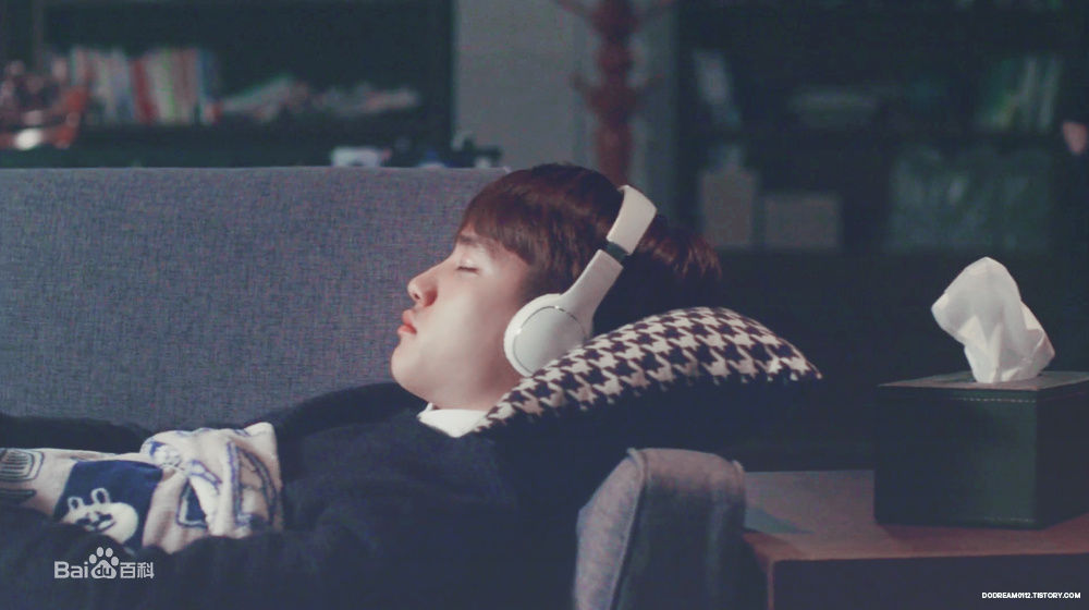 都敬秀(（韩文名）、Doh Kyungsoo、D.O.（官方艺名）、都暻秀（曾用名）、度庆洙（误译）)在网络剧-《我的邻居是EXO》图册中的