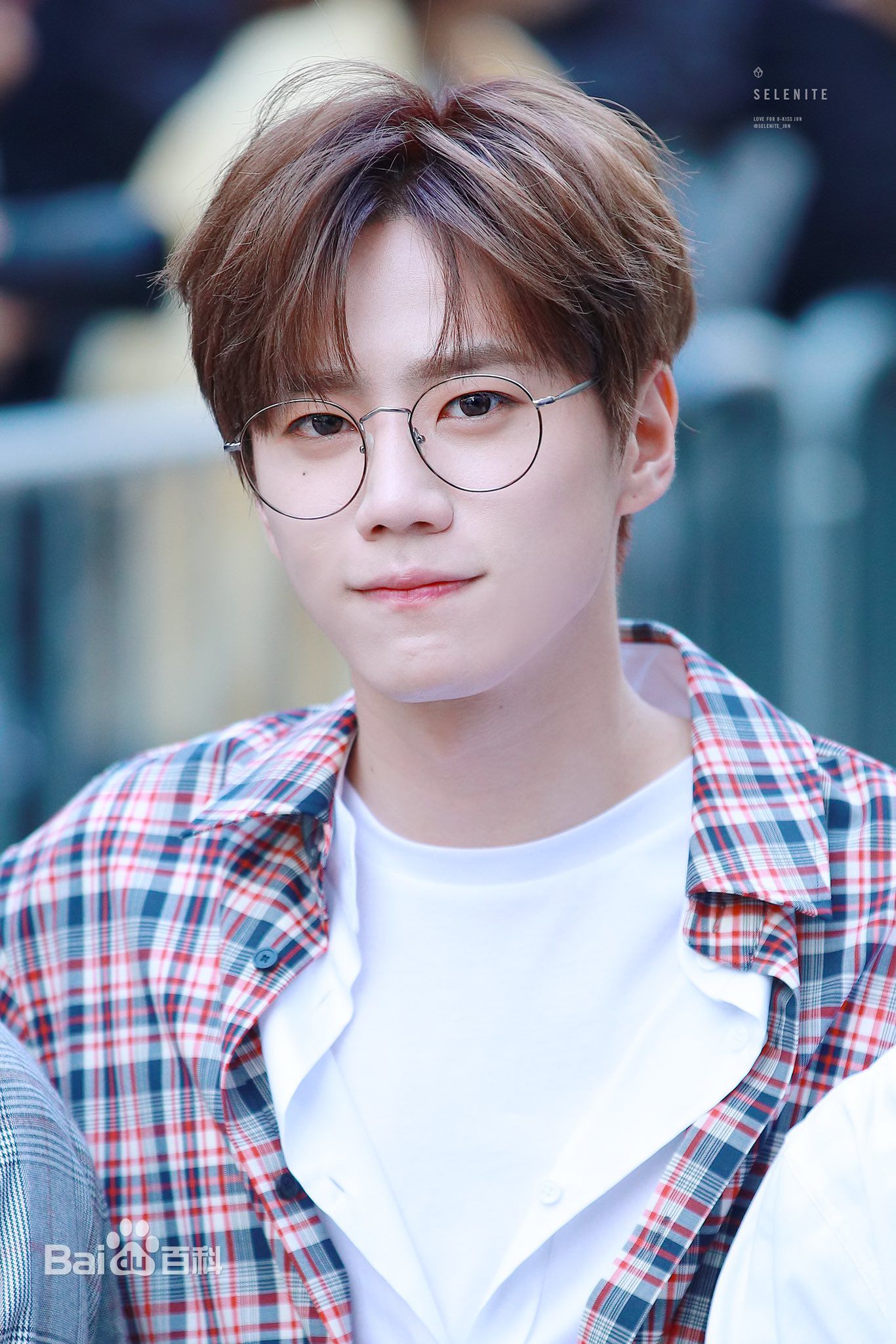 李濬荣(Jun)上班照前后照片