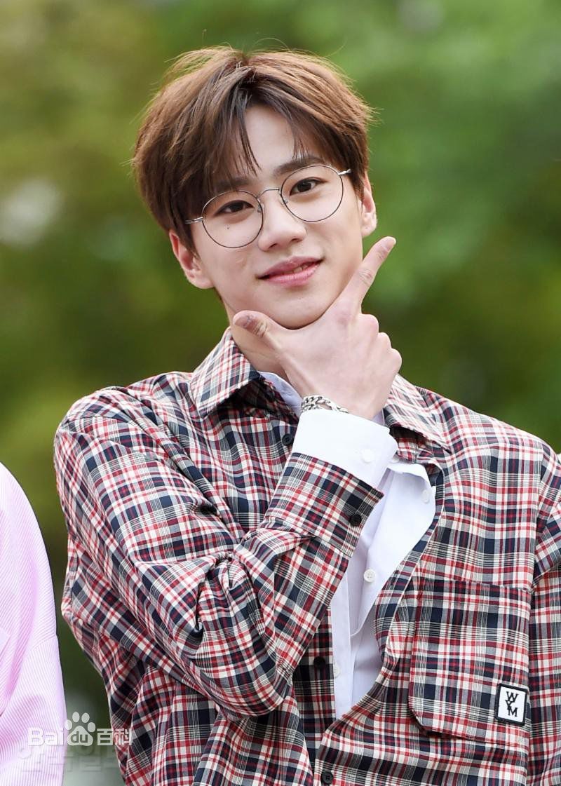 李濬荣(Jun)上班照前后照片