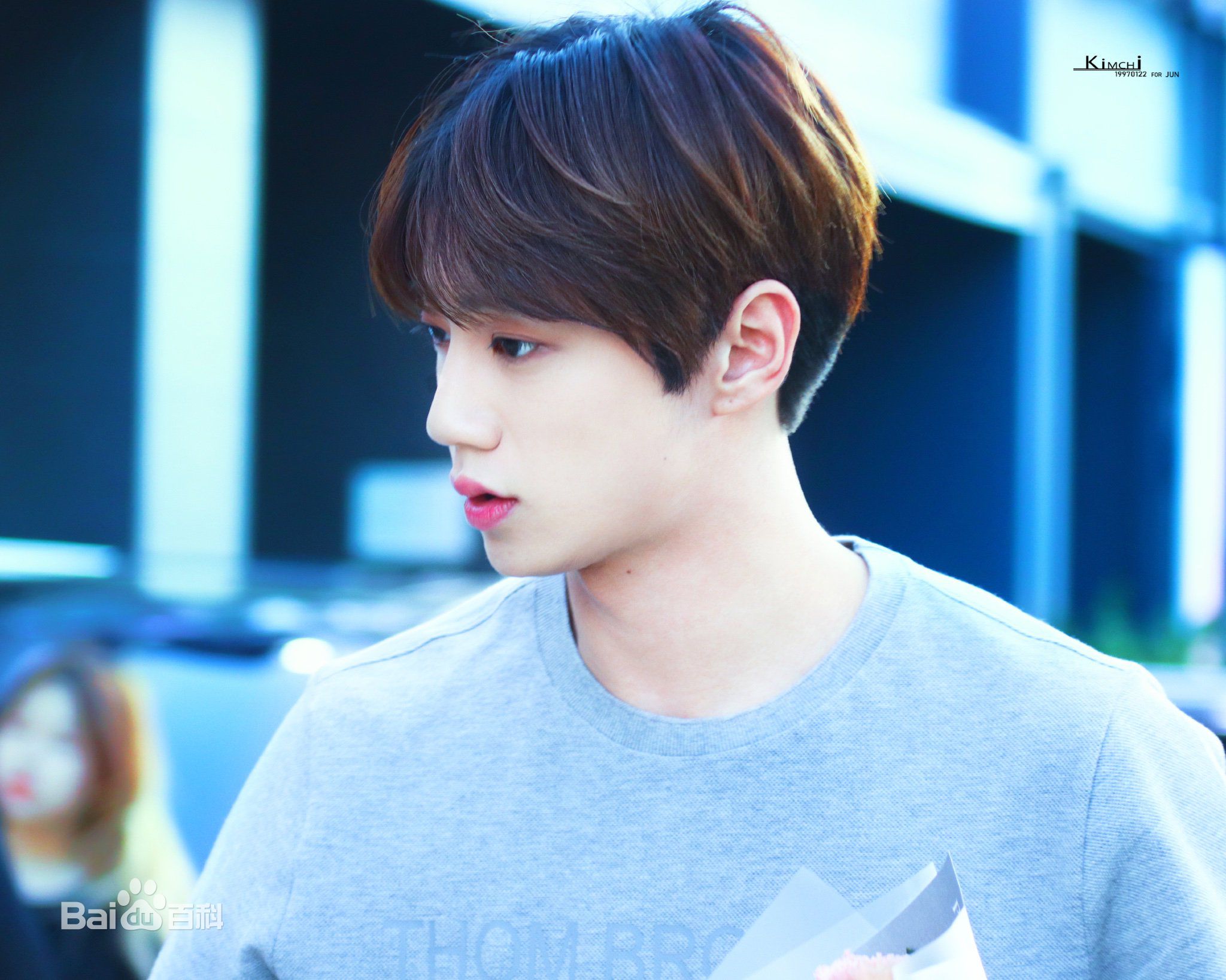 李濬荣(Jun)上班照前后照片