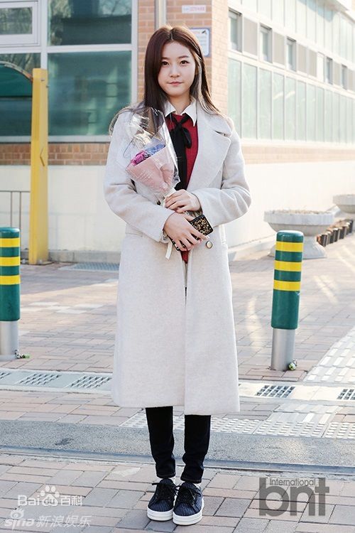 金赛纶(/Kim Sae ron)初中毕业礼性感图片图集