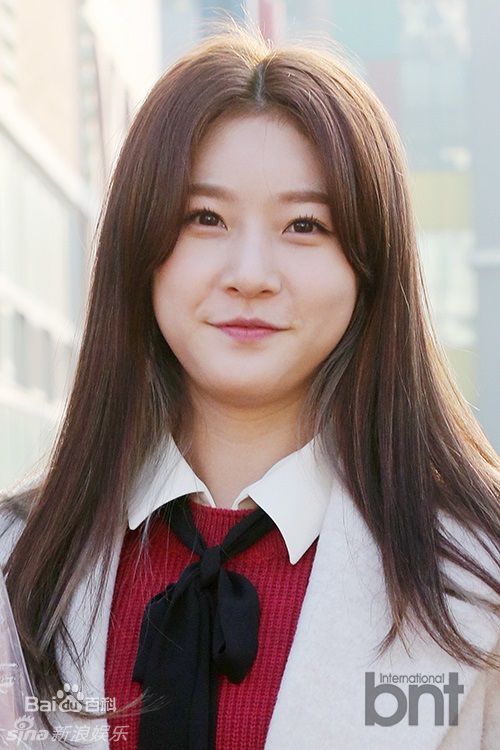 金赛纶(/Kim Sae ron)初中毕业礼性感图片图集