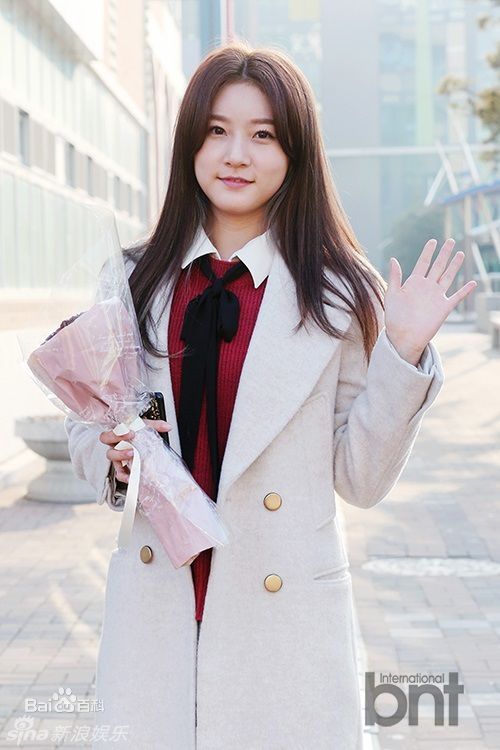 金赛纶(/Kim Sae ron)初中毕业礼性感图片图集