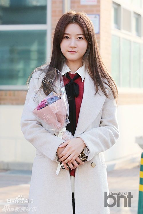 金赛纶(/Kim Sae ron)初中毕业礼性感图片图集