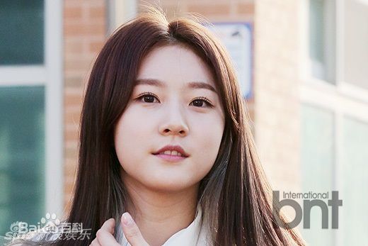 金赛纶(/Kim Sae ron)初中毕业礼性感图片图集