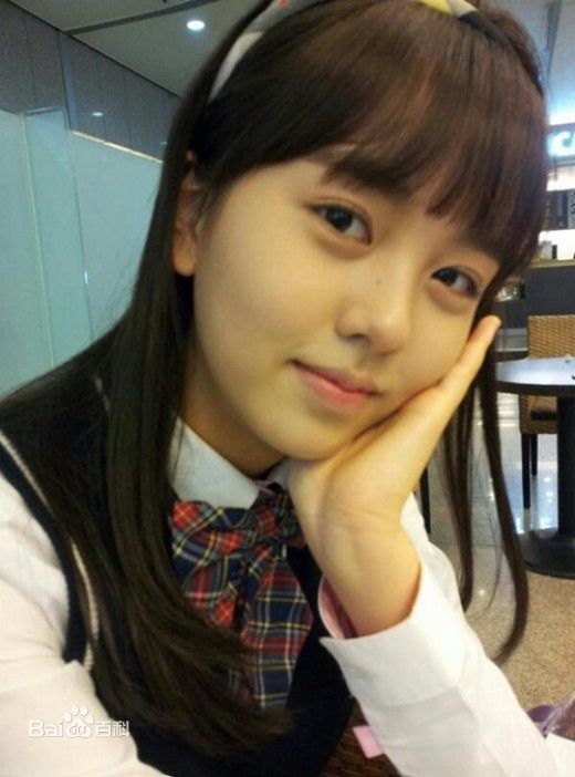 金所泫(，Kim So Hyun)金所炫校服照壁纸壁纸
