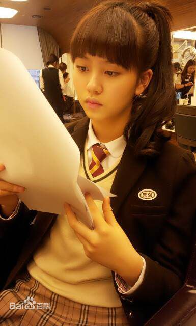 金所泫(，Kim So Hyun)金所炫校服照壁纸壁纸