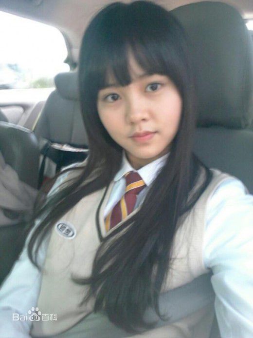 金所泫(，Kim So Hyun)金所炫校服照壁纸壁纸