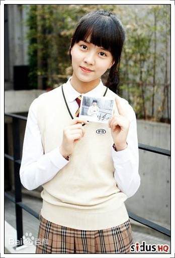 金所泫(，Kim So Hyun)金所炫校服照壁纸壁纸