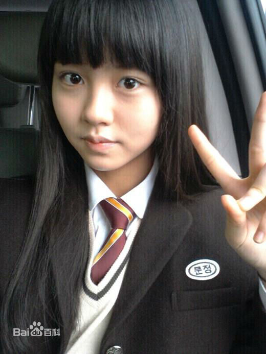金所泫(，Kim So Hyun)金所炫校服照壁纸壁纸