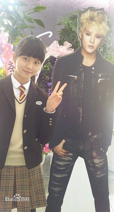 金所泫(，Kim So Hyun)金所炫校服照壁纸壁纸