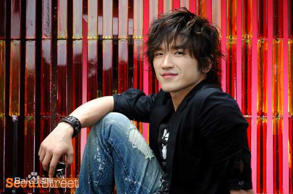 李玟雨(Lee Min Woo/)最新杂志壁纸