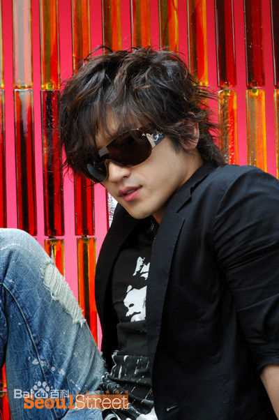 李玟雨(Lee Min Woo/)最新杂志壁纸