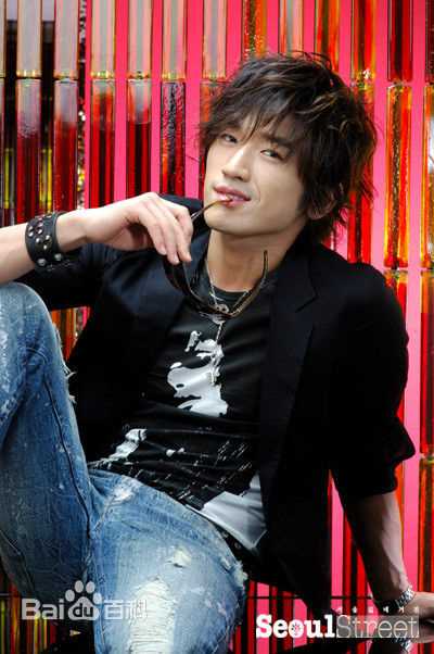 李玟雨(Lee Min Woo/)最新杂志壁纸