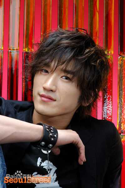 李玟雨(Lee Min Woo/)最新杂志壁纸