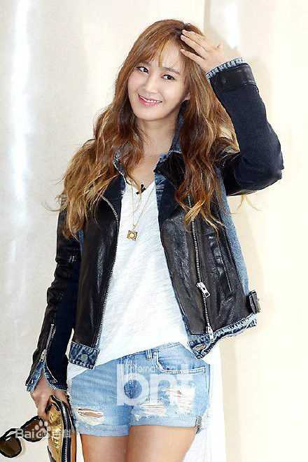 权俞利(，Kwon Yu Ri，クォンユリ)黑白时尚前后照片