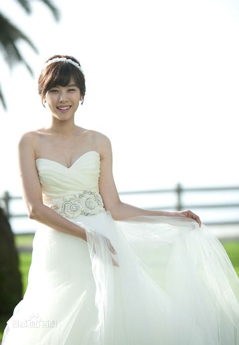 赵伦熙(，Cho Youn Hee)MBC QueeN前后照片