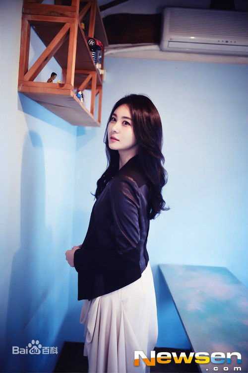 孙恩书(/Son Eun-seo)新闻采访前后照片