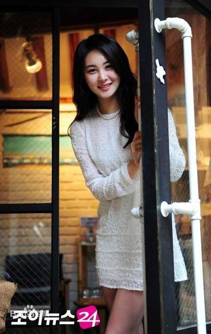 孙恩书(/Son Eun-seo)新闻采访前后照片