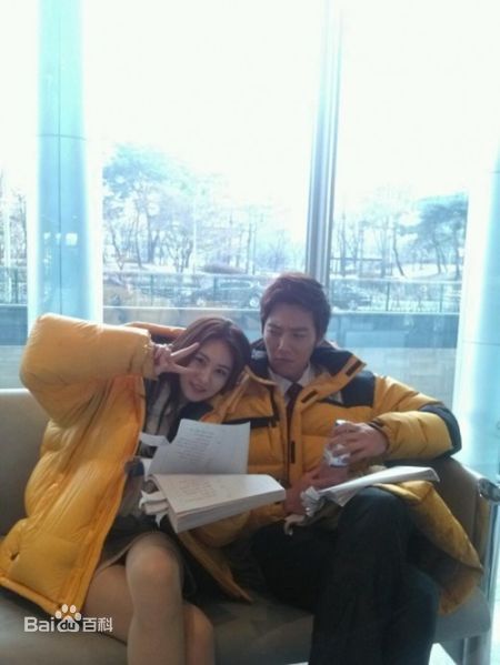 孙恩书(/Son Eun-seo)新闻采访前后照片