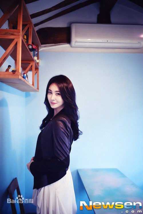 孙恩书(/Son Eun-seo)新闻采访前后照片