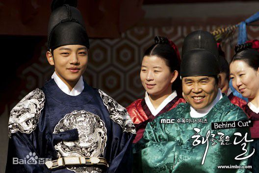 郑恩表()拥抱太阳的月亮(2012)生活照相册