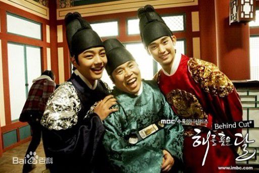 郑恩表()拥抱太阳的月亮(2012)生活照相册