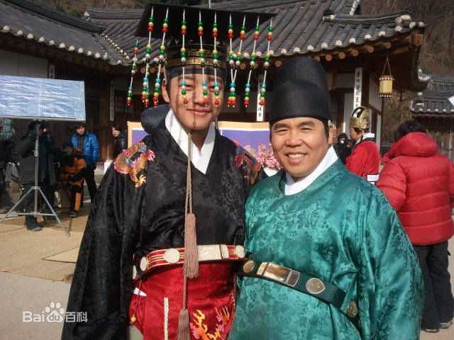 郑恩表()拥抱太阳的月亮(2012)生活照相册