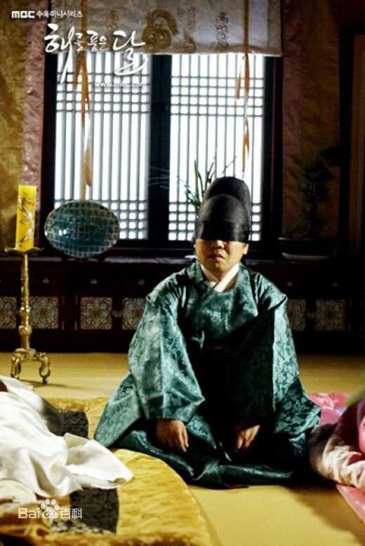 郑恩表()拥抱太阳的月亮(2012)生活照相册