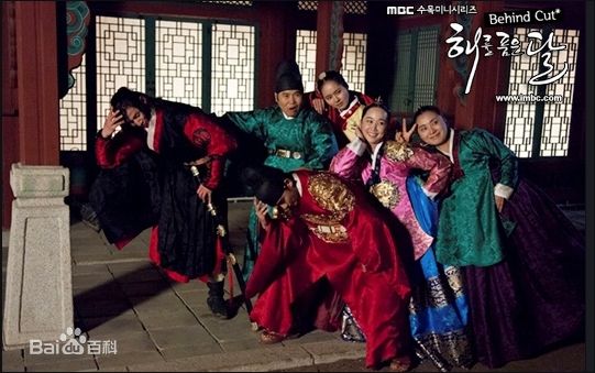 郑恩表()拥抱太阳的月亮(2012)生活照相册