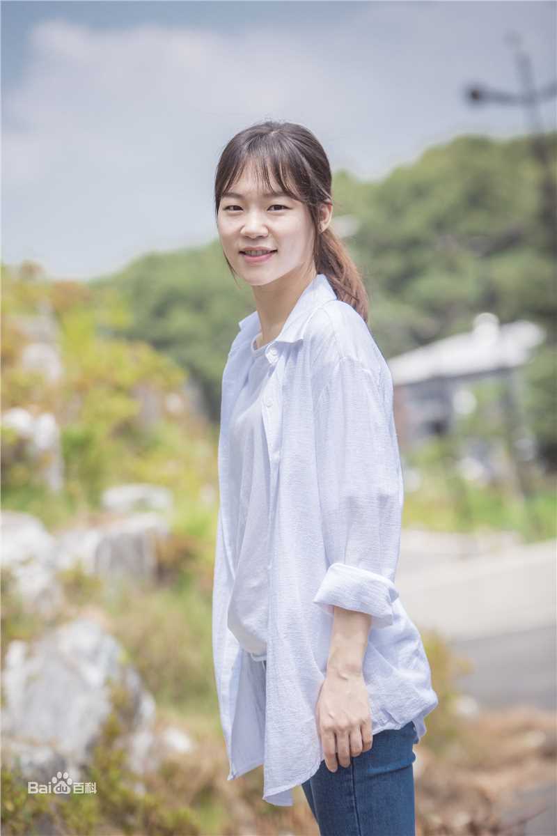 最新韩艺璃(Han Yeri)在出演《青春时代》中的图集