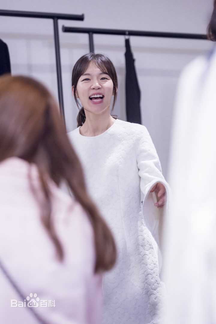 最新韩艺璃(Han Yeri)在出演《青春时代》中的图集