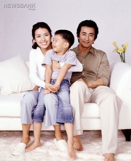 申爱罗(Sin Ae-ra)全家福：幸福美满壁纸壁纸