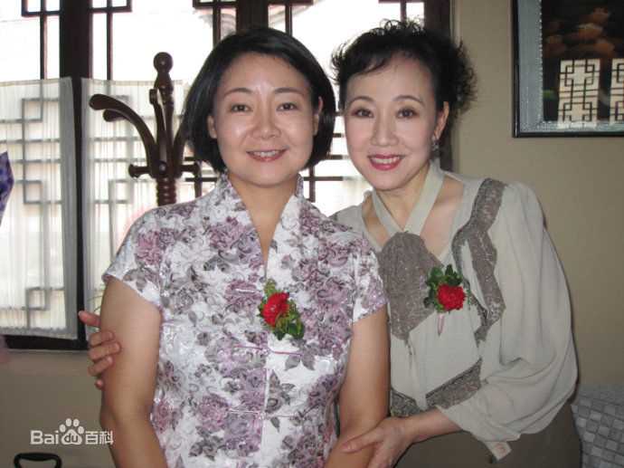 康群智拍戏中素颜照相册