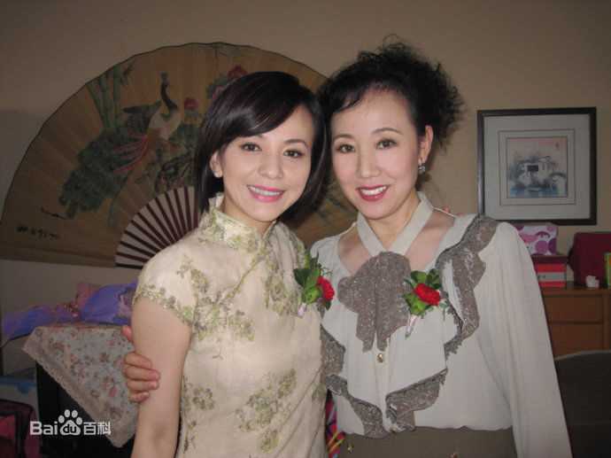 康群智拍戏中素颜照相册